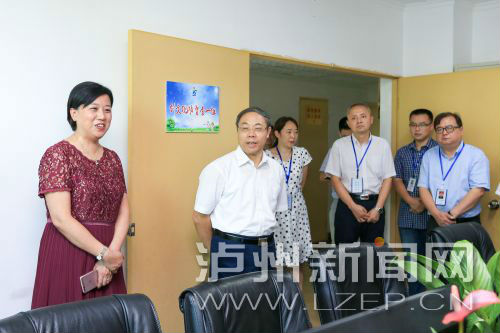 昨日，蔣輔義（左二）看望慰問市創(chuàng)文指揮部同志們 。記者 牟科 攝