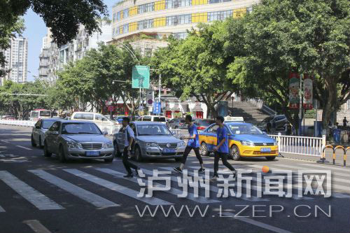 四川警察學(xué)院前的斑馬線沒有紅綠燈，但過往車輛見到有行人過斑馬線都會(huì)禮讓行人