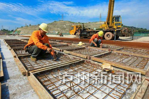 建設(shè)中的馬屋基立交。本報記者 牟科 攝